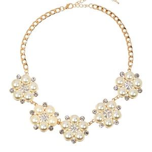 Gorgeous Pearl and Rhinestone Flower Necklace